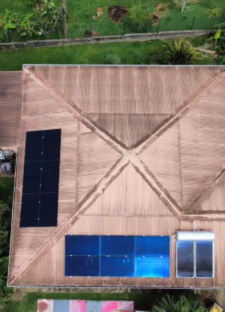 Vue aérienne d'une toiture équipée de panneaux solaires en Guyane