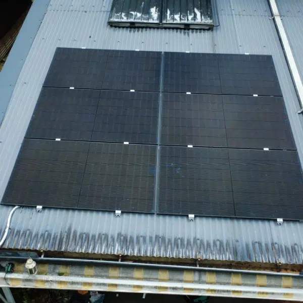 Grand champ de panneaux solaires installé sur une toiture en tôle en Guyane