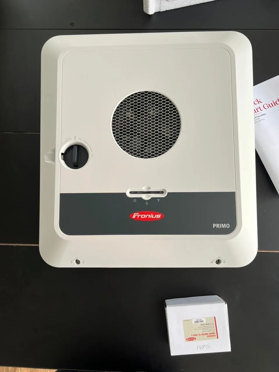 Onduleur Fronius Primo neuf avant pose, avec son guide d’installation