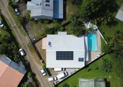 Vue aérienne d’une maison équipée de panneaux solaires par Yanasuntec en Guyane