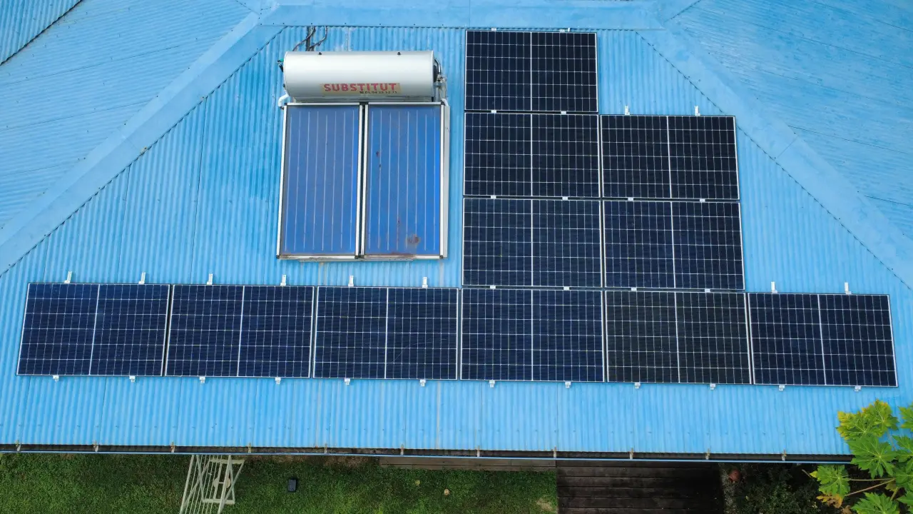 Panneaux solaires et chauffe-eau solaire installés sur une maison en Guyane