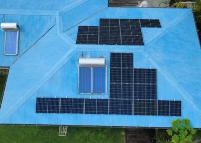 Gros plan de panneaux solaires installés sur une toiture en tôle en Guyane