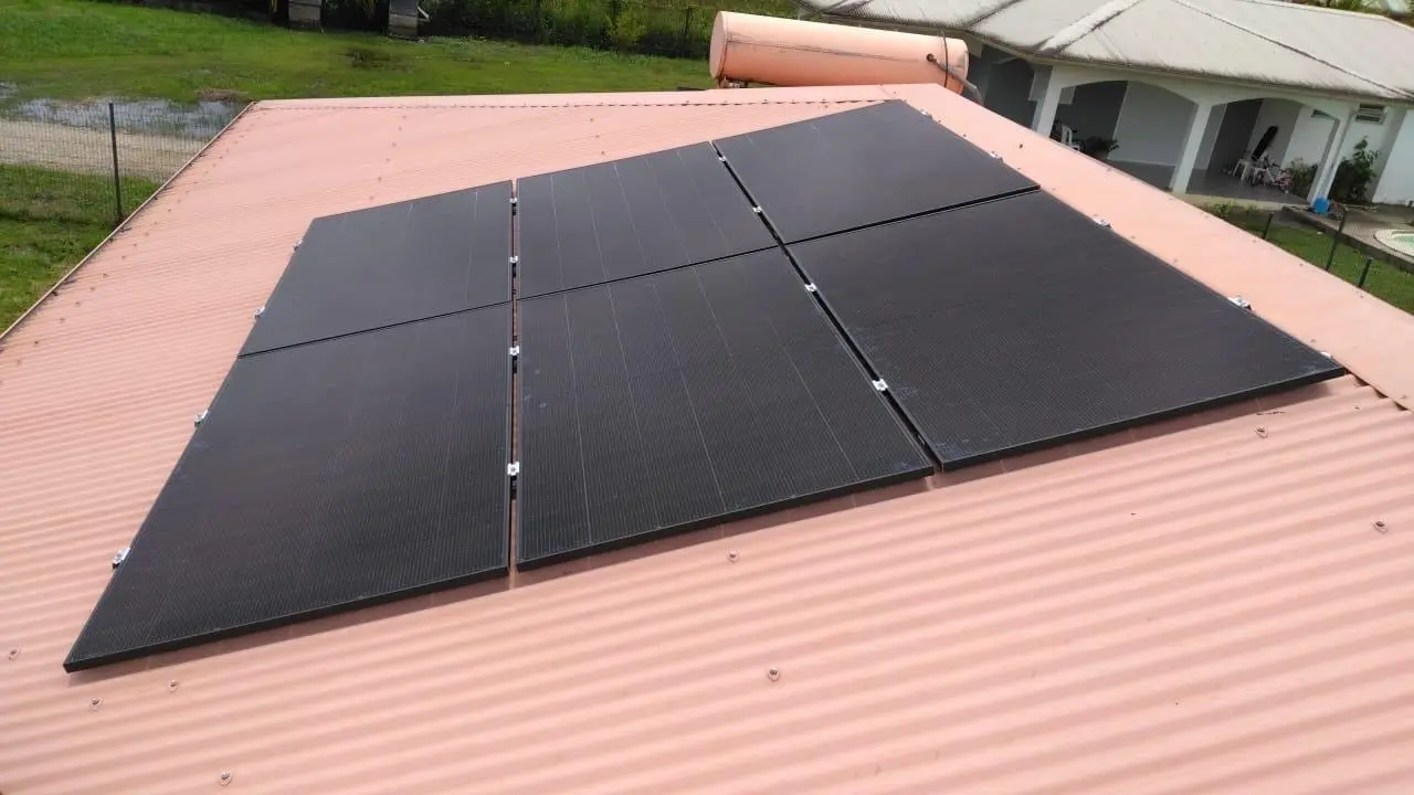 Champ de panneaux solaires photovoltaïques sur toiture en Guyane