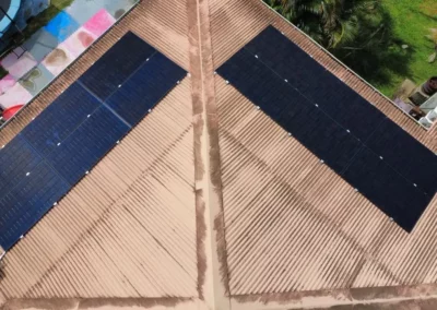Réalisation Yanasuntec : panneaux solaires sur toiture beige en Guyane