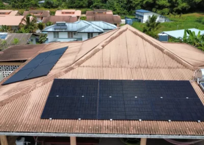 Installation de panneaux solaires photovoltaïques sur toiture par Yanasuntec en Guyane