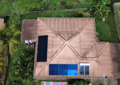 Panneaux solaires noirs installés sur une toiture en tôle d’une maison en Guyane par Yanasuntec