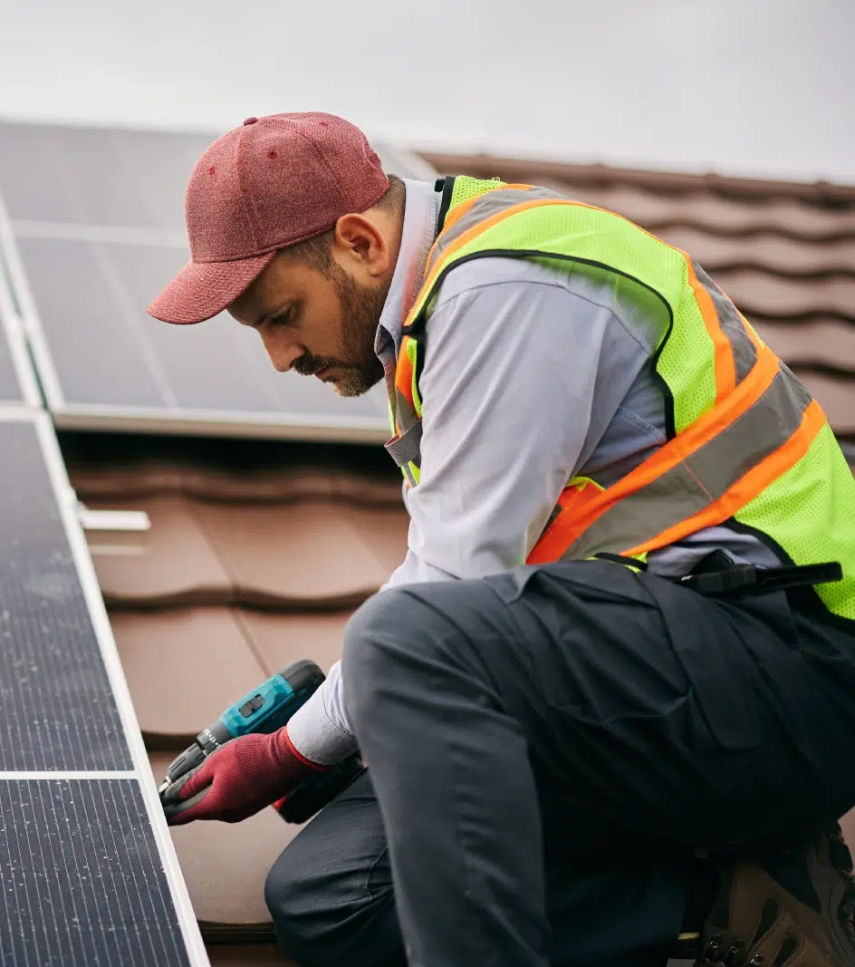 AdobeStock_1747658298 Maintenance panneaux solaires à Remire-Montjoly
