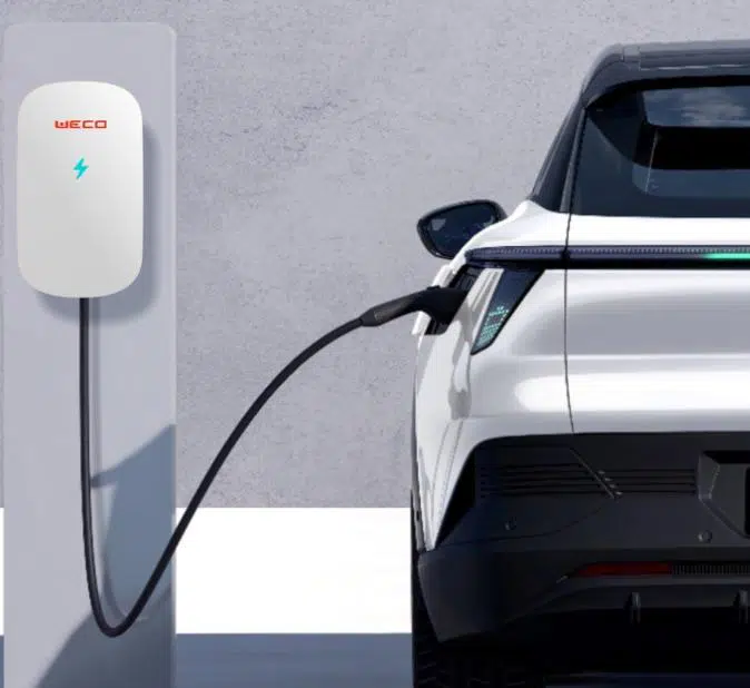 Borne de recharge murale pour véhicule électrique connectée à l'onduleur