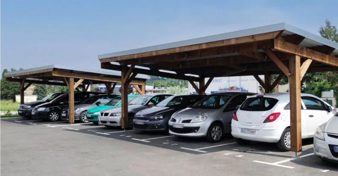 Ombrière solaire de parking en bois avec panneaux photovoltaïques