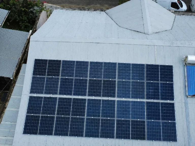Installation de panneaux solaires de 9 kWc réalisée par Yanasuntec à Cayenne, Guyane (2025)