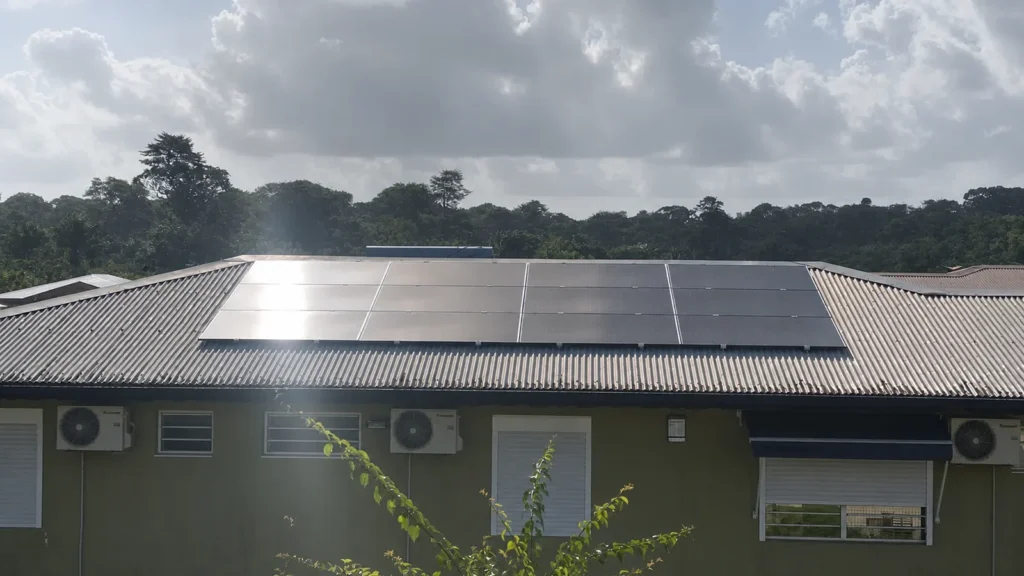 Maison équipée de panneaux solaires de 6 kWc à Matoury, Guyane (2025), vue depuis le jardin