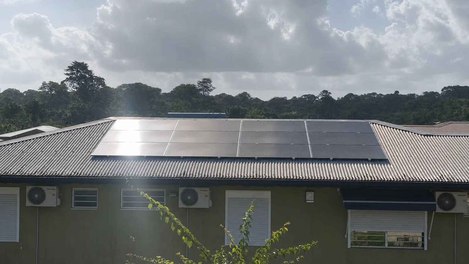 Installation de panneaux solaires de 6 kWc réalisée par Yanasuntec à Matoury, Guyane (2025)