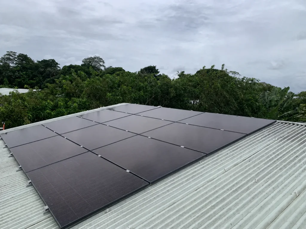 Installation de panneaux solaires de 6 kWc sur une toiture en tôle à Rémire-Montjoly, Guyane (2025), vue depuis le toit