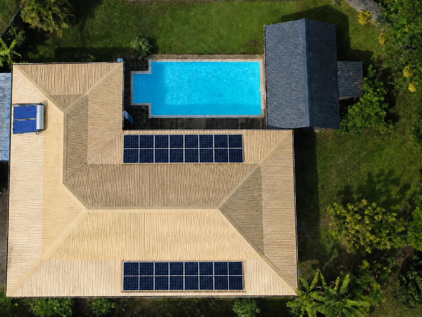 Installation de panneaux solaires de 9 kWc réalisée par Yanasuntec à Rémire-Montjoly, Guyane