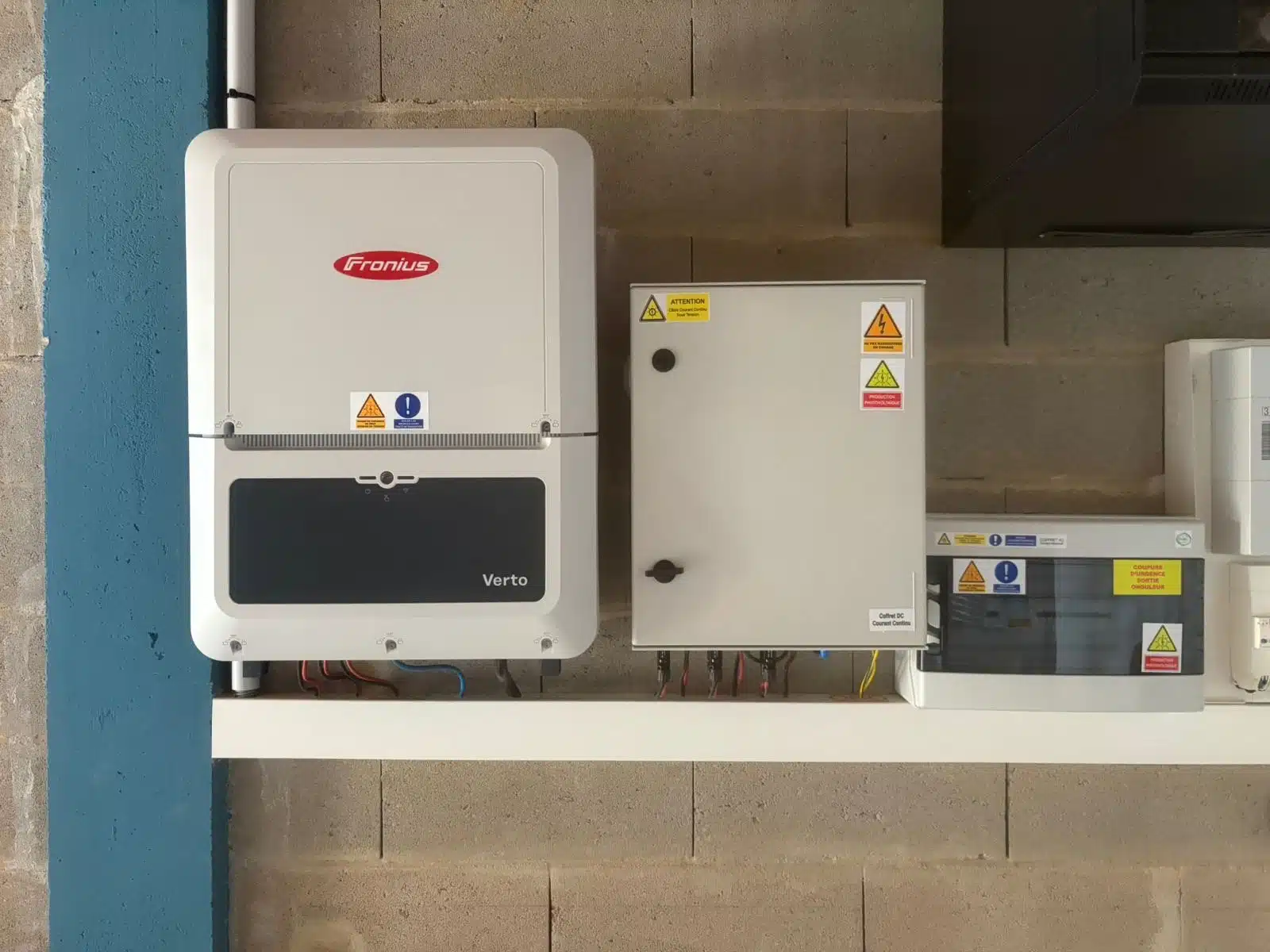 Onduleur et coffret de protection de l'installation photovoltaïque, posés à l'intérieur du bâtiment