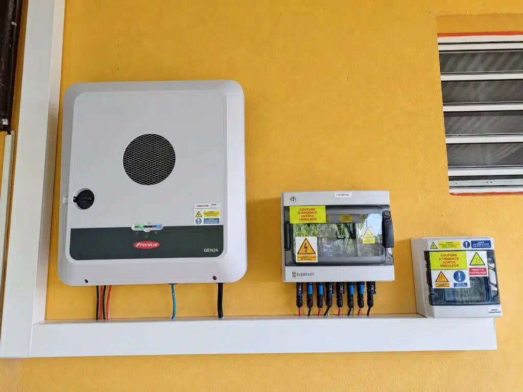 Onduleur Fronius GEN24 et coffrets de protection d'une installation solaire de 9 kWc à Macouria (2026)