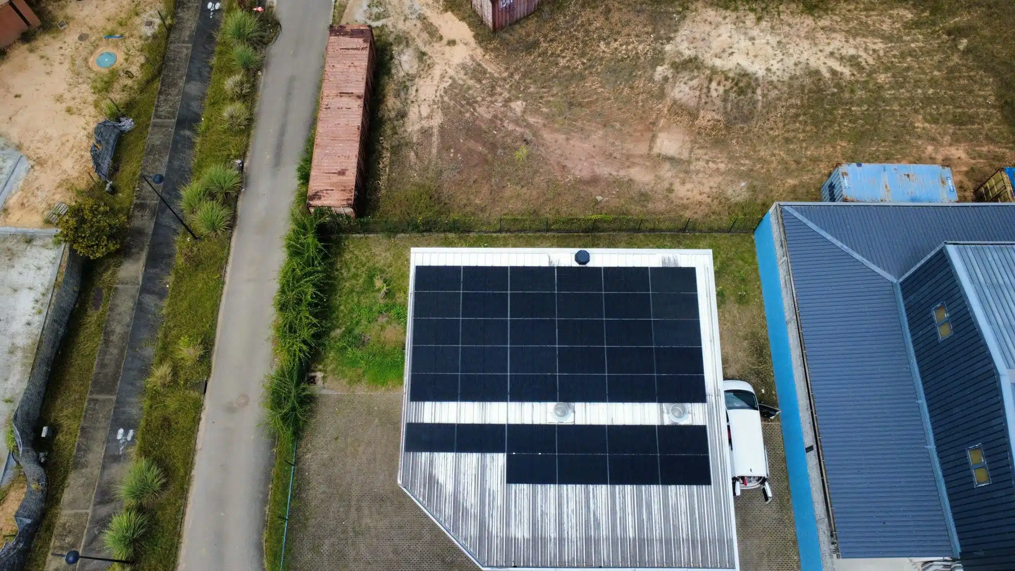 Vue aérienne de panneaux solaires photovoltaïques sur la toiture d'un bâtiment professionnel à Matoury, Guyane