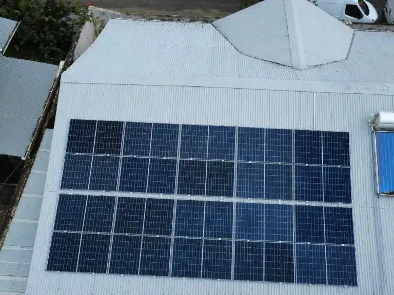 Installation de panneaux solaires de 9 kWc réalisée par Yanasuntec à Cayenne, Guyane (2025)