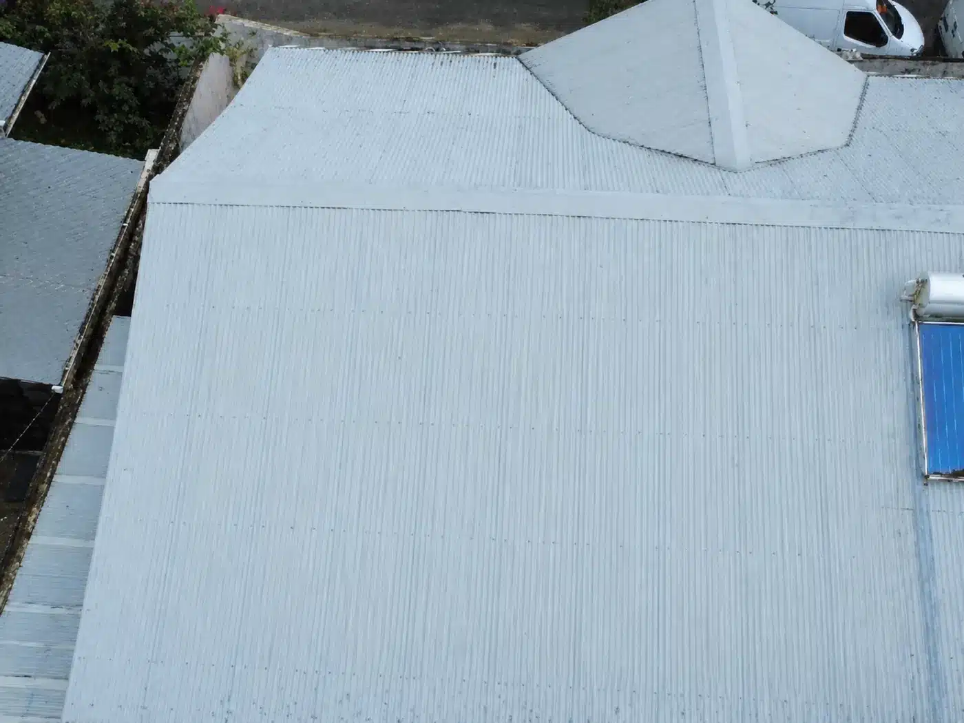 Toiture avant la pose des panneaux photovoltaïques (PV) à Cayenne, Guyane