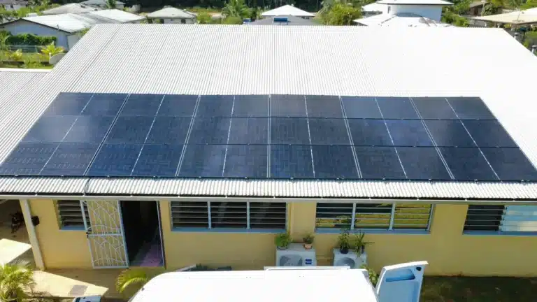 Installation de panneaux solaires de 9 kWc réalisée par Yanasuntec à Macouria, Guyane (2026)