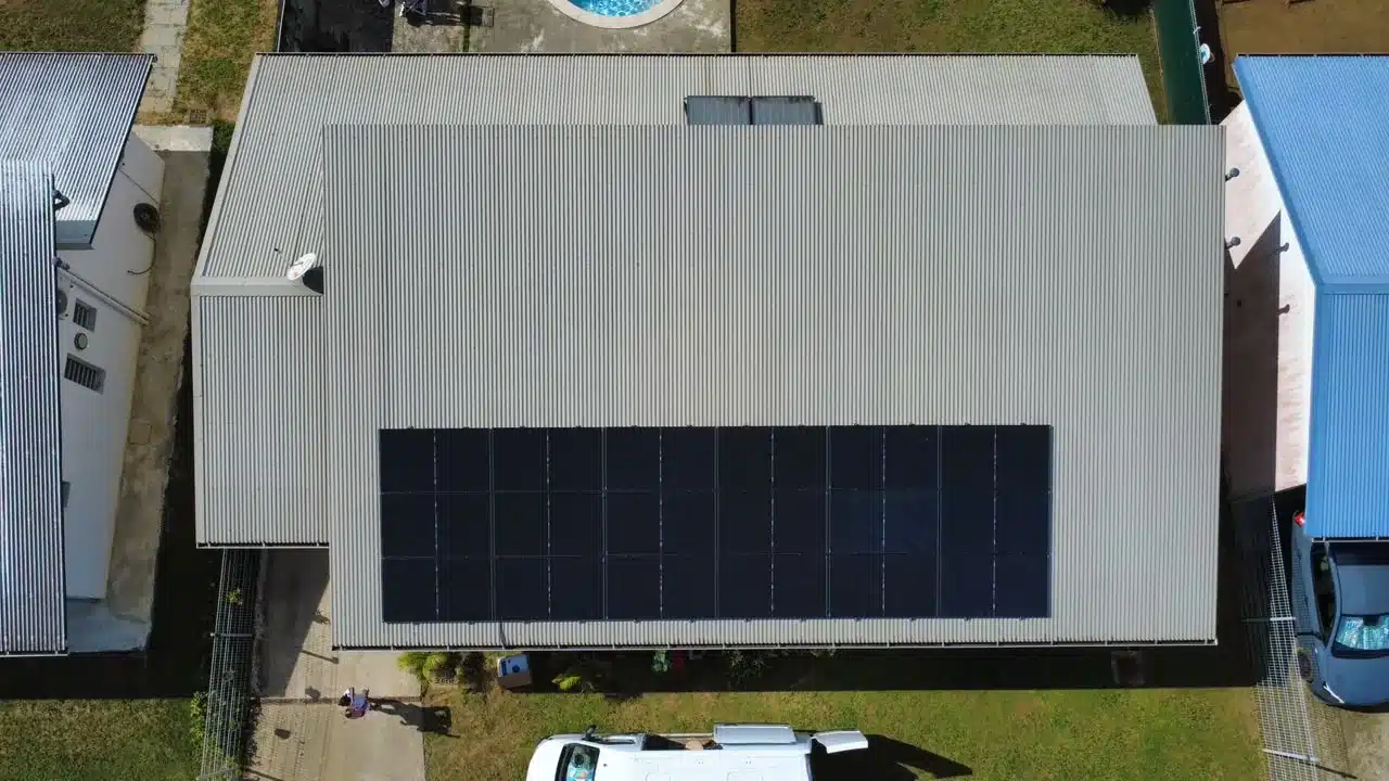 Installation de panneaux solaires de 9 kWc réalisée par Yanasuntec à Macouria, Guyane (2026)