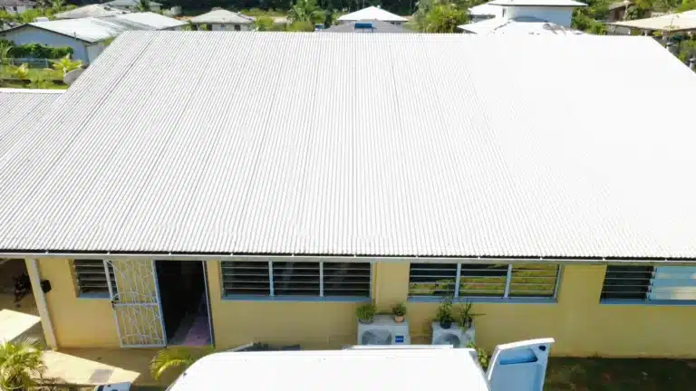 Toiture avant la pose des panneaux photovoltaïques (PV) à Macouria, Guyane