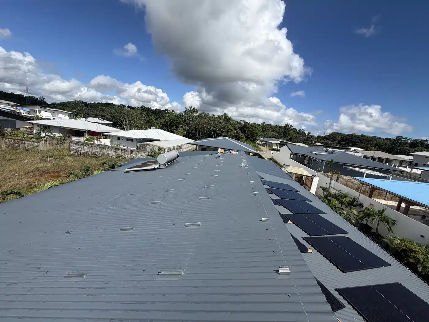 Installation de panneaux solaires de 9 kWc réalisée par Yanasuntec à Macouria, Guyane (2026)