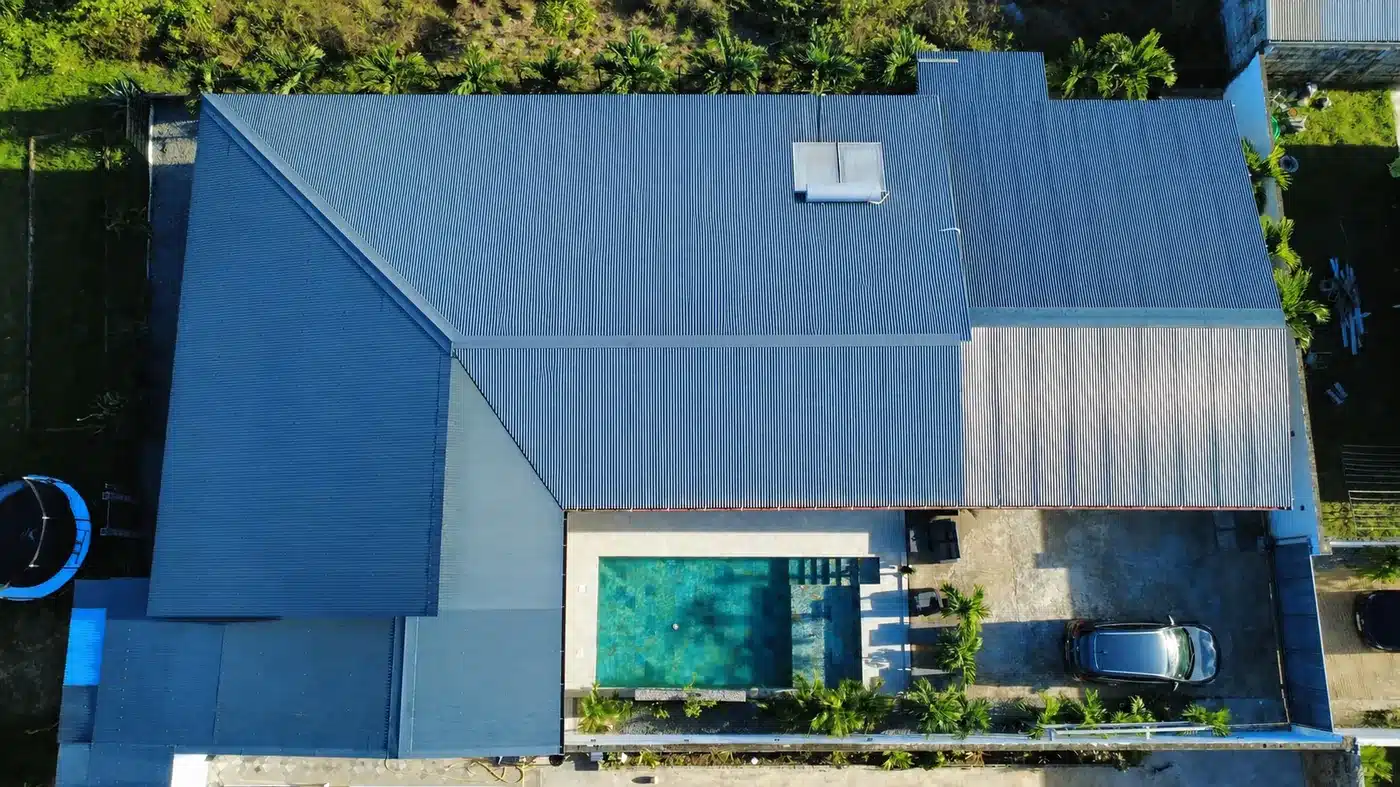Toiture avant la pose des panneaux photovoltaïques (PV) à Macouria, Guyane