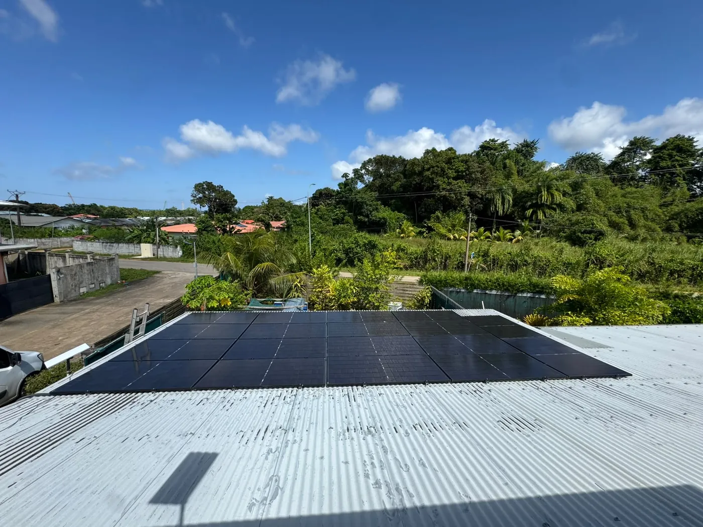 Installation de panneaux solaires de 9 kWc réalisée par Yanasuntec à Macouria, Guyane (2026)