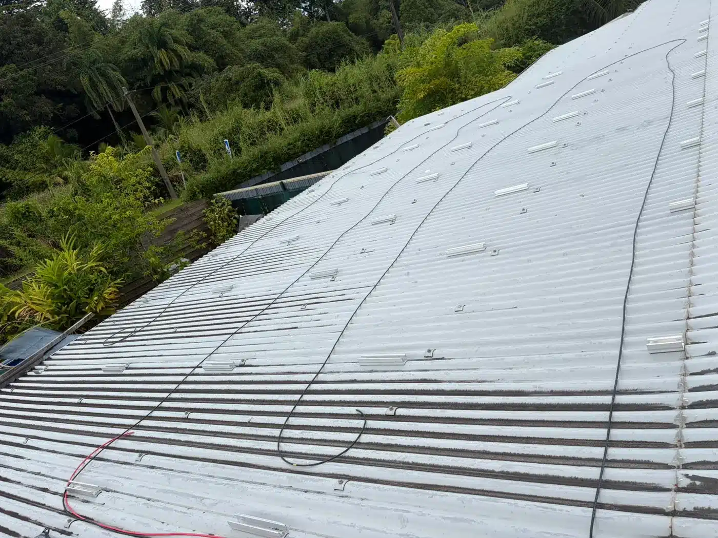 Pose des rails de fixation sur toiture tôle par Yanasuntec à Macouria, Guyane — chantier de 9 kWc (2026)