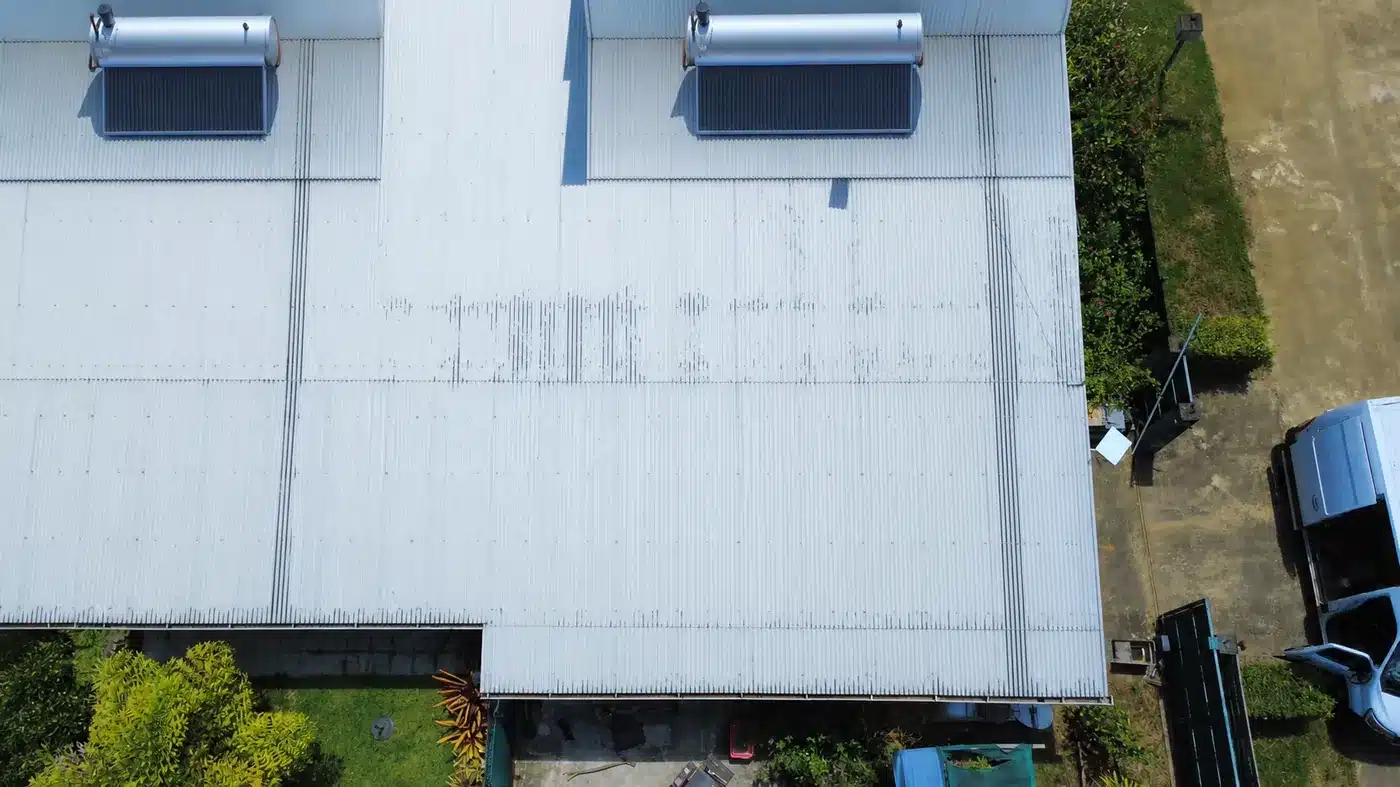 Toiture avant la pose des panneaux photovoltaïques (PV) à Macouria, Guyane
