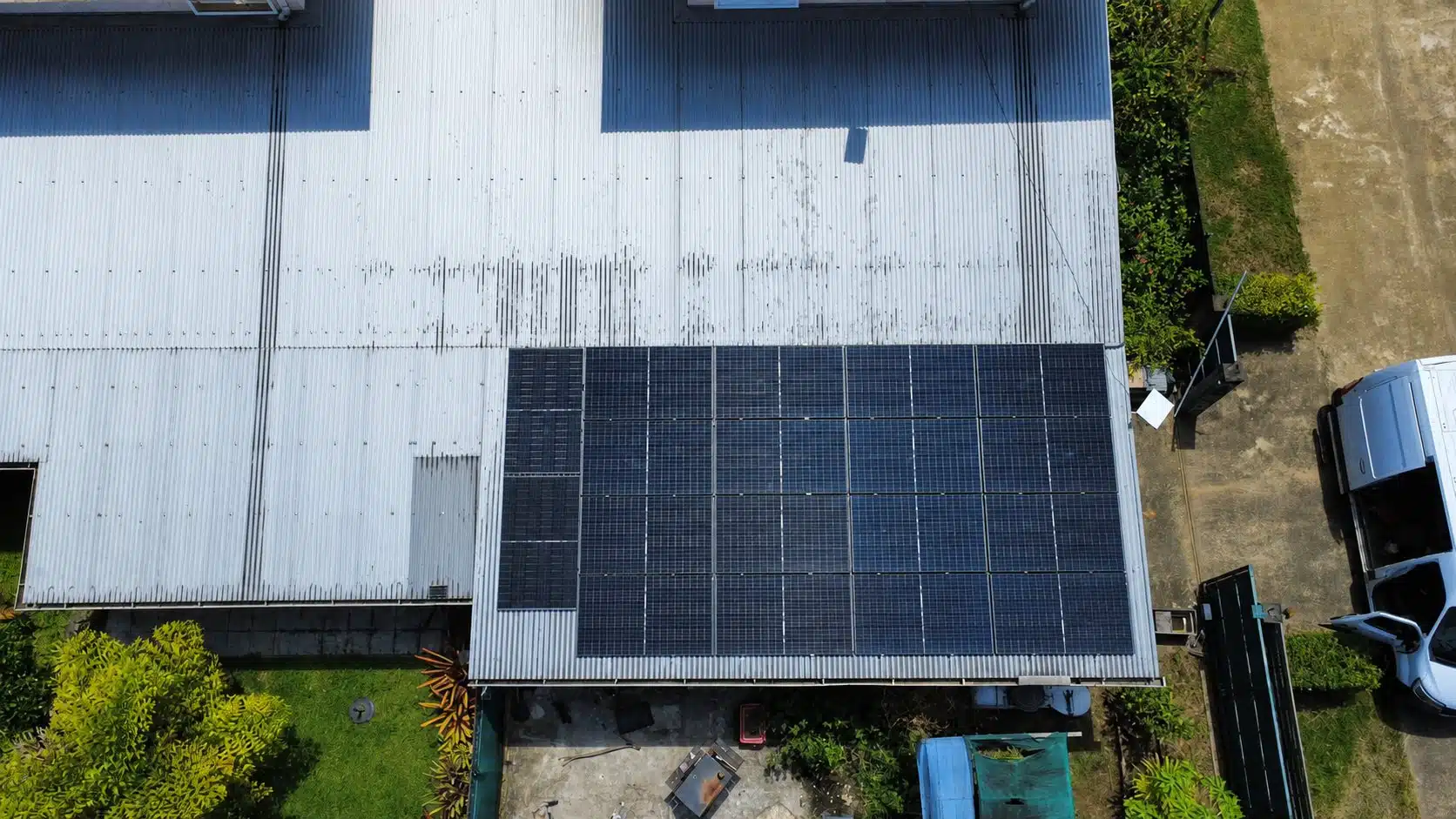 Vue aérienne verticale d’un champ de panneaux solaires de 9 kWc sur une toiture en tôle à Macouria (2026)
