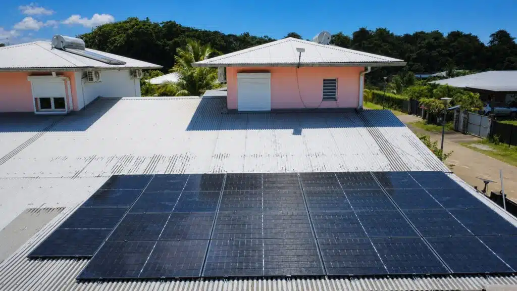 Installation photovoltaïque de 9 kWc sur une toiture en tôle à Macouria (2026), vue aérienne de biais