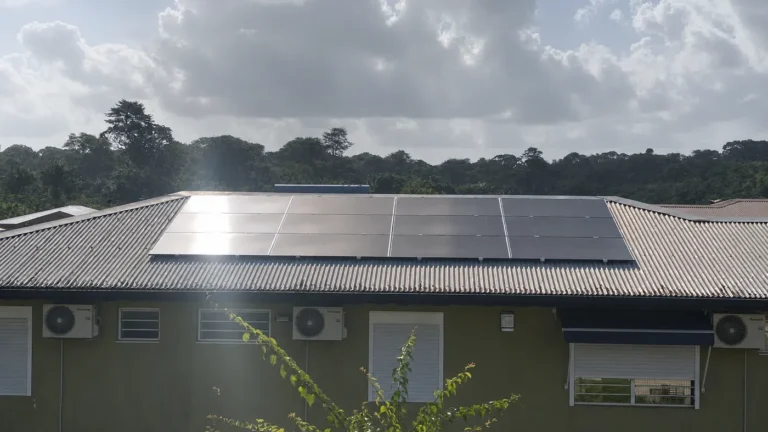 Installation de panneaux solaires de 6 kWc réalisée par Yanasuntec à Matoury, Guyane (2025)