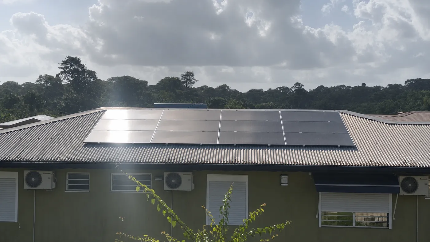 Installation de panneaux solaires de 6 kWc réalisée par Yanasuntec à Matoury, Guyane (2025)