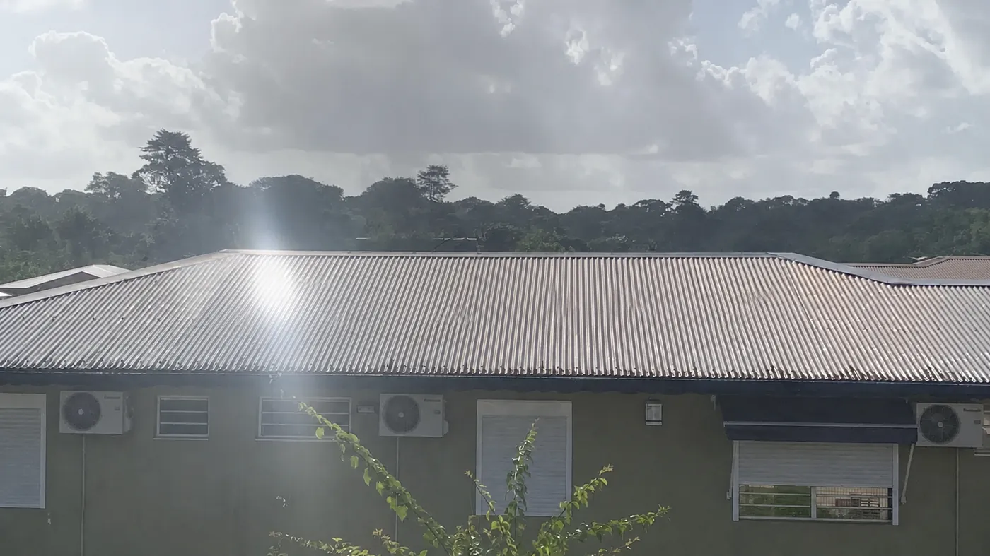 Toiture avant la pose des panneaux photovoltaïques (PV) à Matoury, Guyane