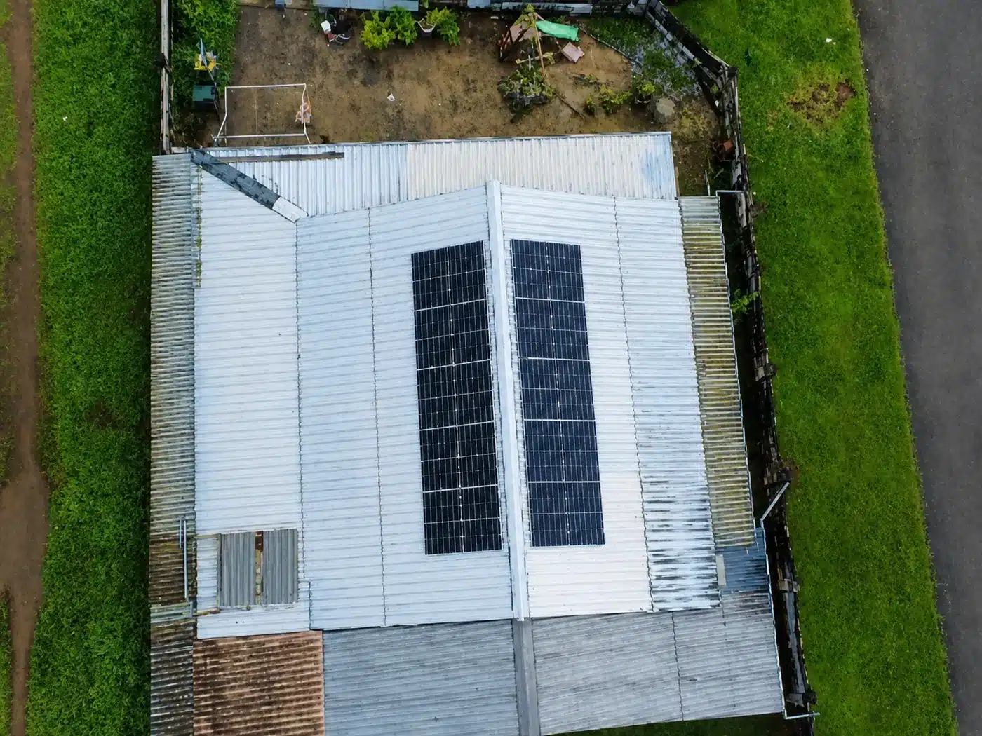 Installation de panneaux solaires de 9 kWc réalisée par Yanasuntec à Matoury, Guyane (2025)