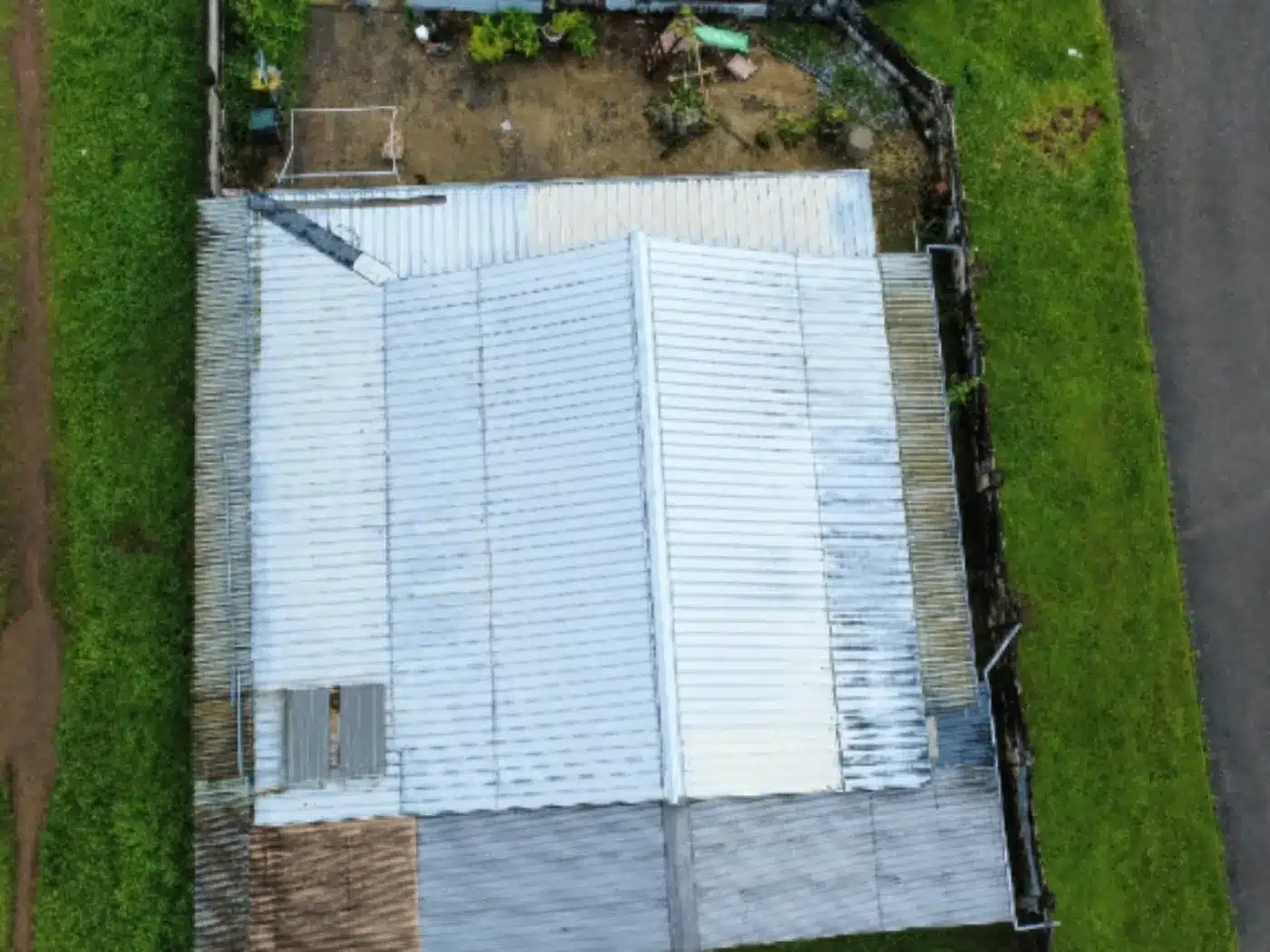 Toiture avant la pose des panneaux photovoltaïques (PV) à Matoury, Guyane