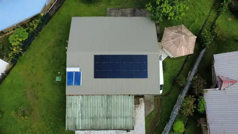 Installation de panneaux solaires de 6 kWc réalisée par Yanasuntec à Rémire-Montjoly, Guyane (2024)