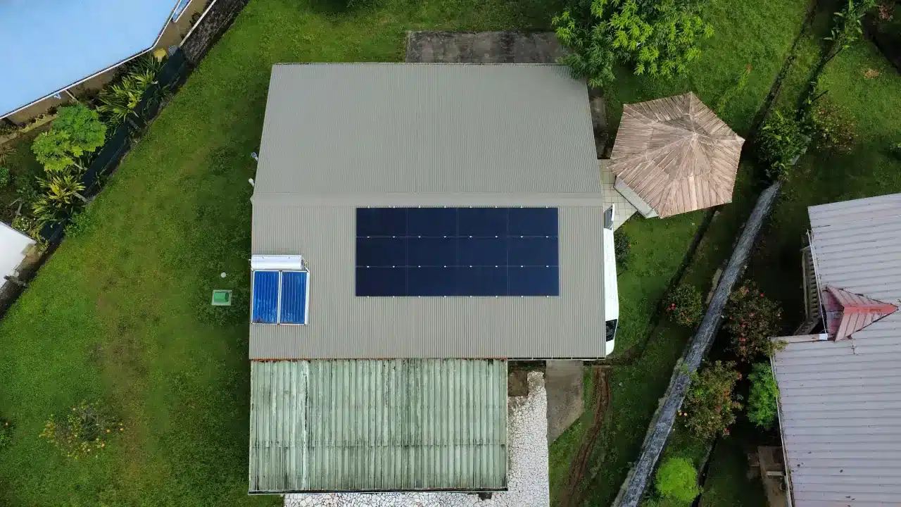 Installation de panneaux solaires de 6 kWc réalisée par Yanasuntec à Rémire-Montjoly, Guyane (2024)