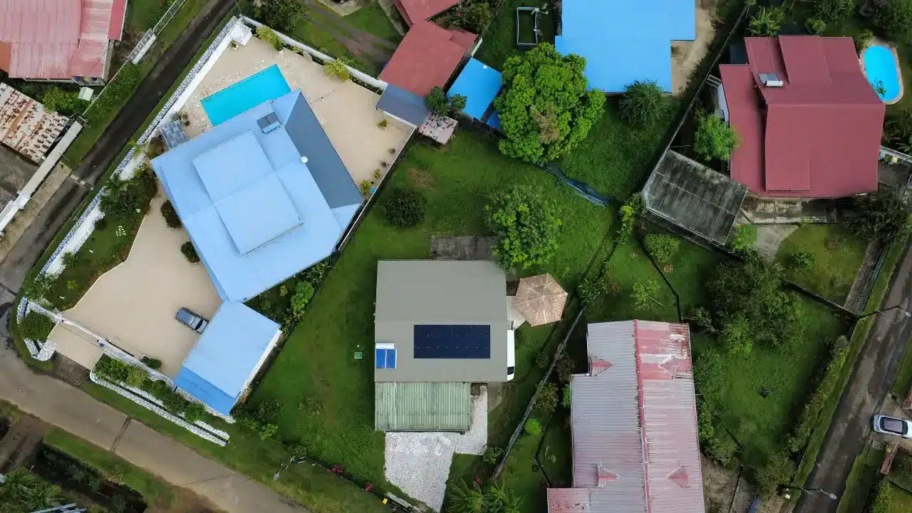 Installation de panneaux solaires de 6 kWc réalisée par Yanasuntec à Rémire-Montjoly, Guyane (2024)