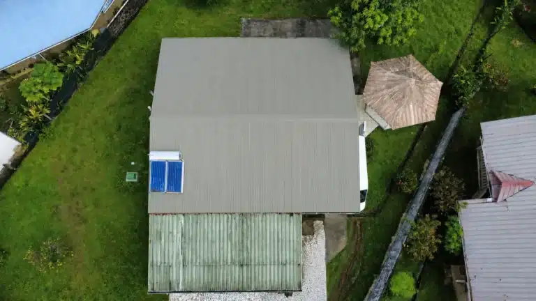 Toiture avant la pose des panneaux photovoltaïques (PV) à Rémire-Montjoly, Guyane
