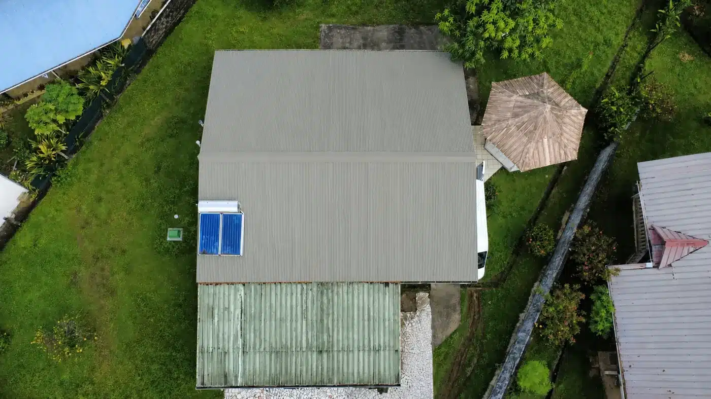 Toiture avant la pose des panneaux photovoltaïques (PV) à Rémire-Montjoly, Guyane