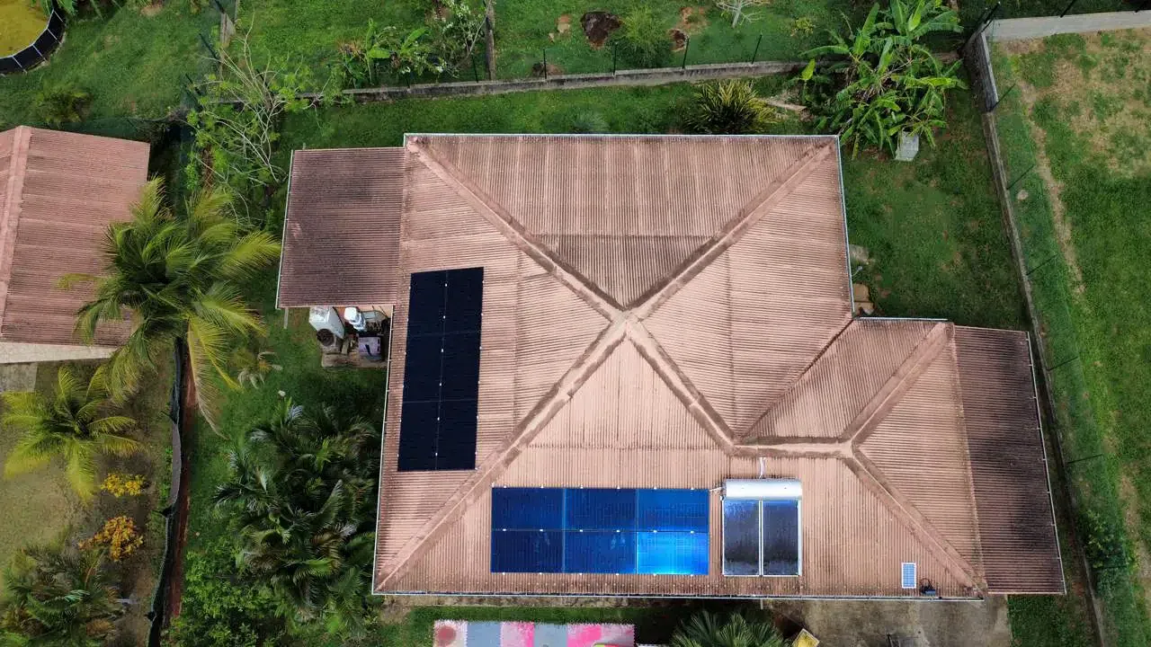 Installation de panneaux solaires de 6 kWc réalisée par Yanasuntec à Rémire-Montjoly, Guyane (2024)
