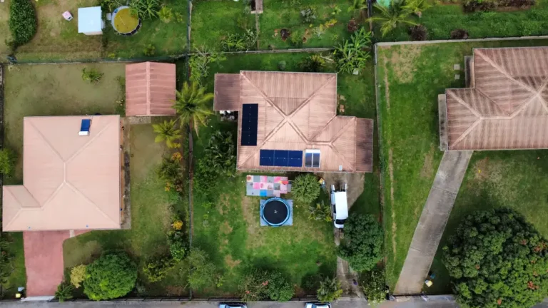 Installation de panneaux solaires de 6 kWc réalisée par Yanasuntec à Rémire-Montjoly, Guyane (2024)