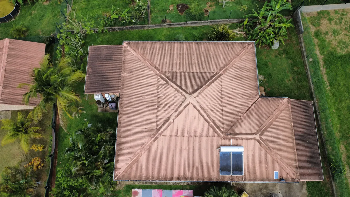 Toiture avant la pose des panneaux photovoltaïques (PV) à Rémire-Montjoly, Guyane