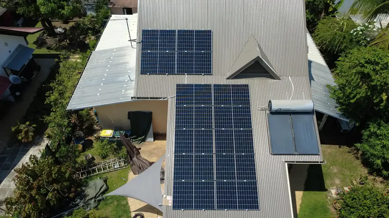 Installation de panneaux solaires de 6 kWc réalisée par Yanasuntec à Rémire-Montjoly, Guyane (2025)