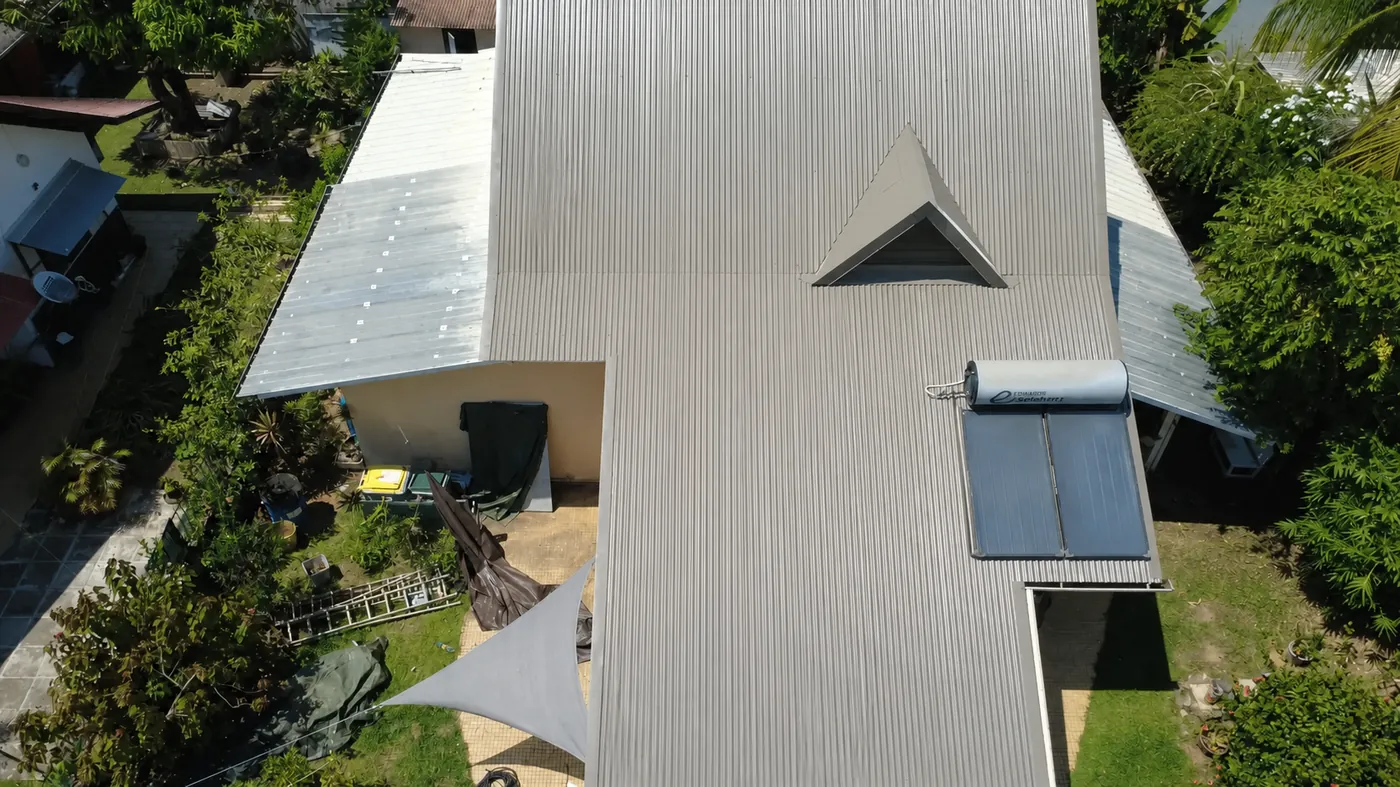 Toiture avant la pose des panneaux photovoltaïques (PV) à Rémire-Montjoly, Guyane