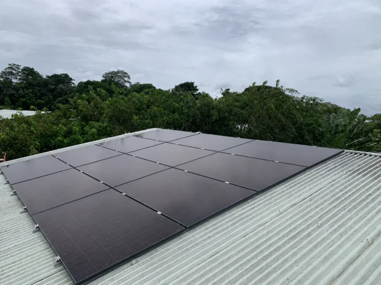 Installation de panneaux solaires de 6 kWc réalisée par Yanasuntec à Rémire-Montjoly, Guyane (2025)