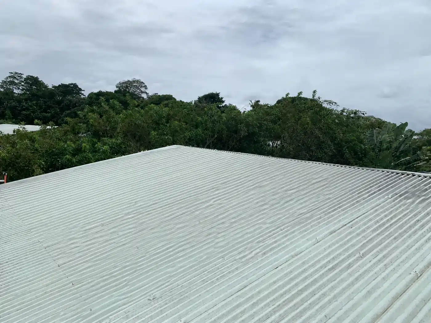 Toiture avant la pose des panneaux photovoltaïques (PV) à Rémire-Montjoly, Guyane